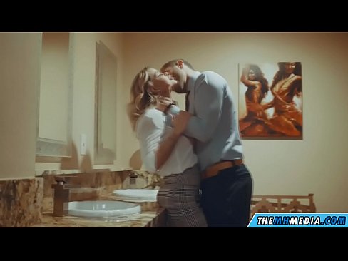 ❤️ Кога бујна русокоса ќе ве заведе во јавен тоалет ❤ Прекрасно порно кај нас ❌️❤